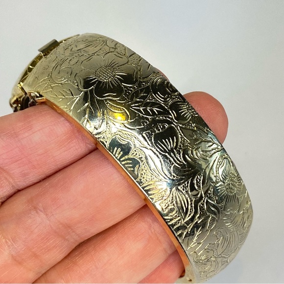 Vintage Gold Tone Floral Hinged Bangle Bracelet Safety Chain - Picture 1 of 14
